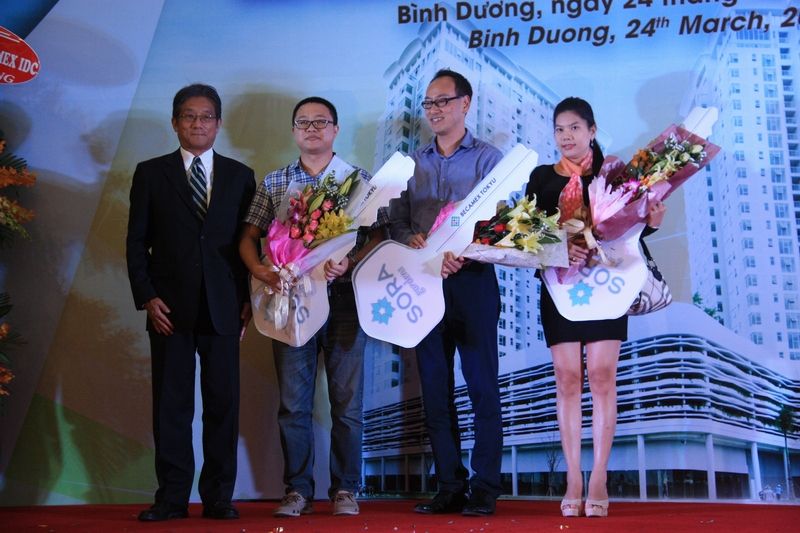 Trao chìa khóa tượng trưng cho 3 khách hàng đại diện